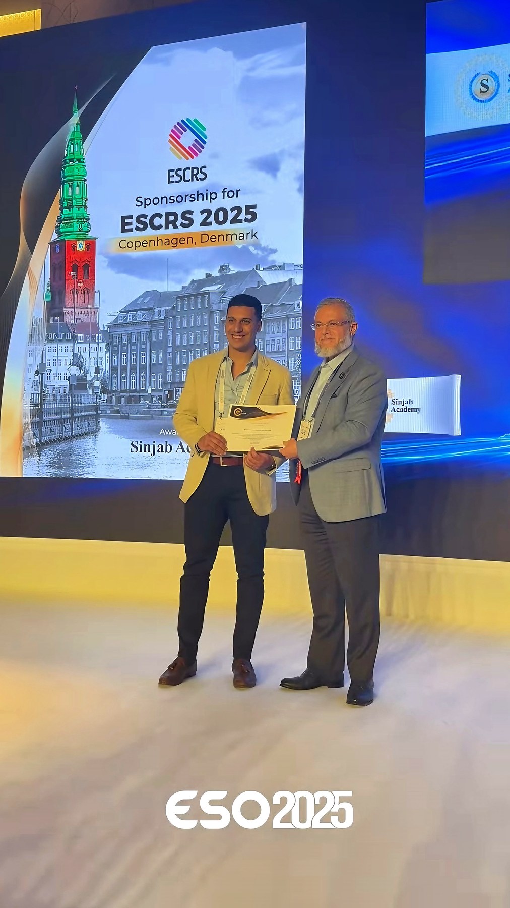 تسلم جائزة ESCRS 2025