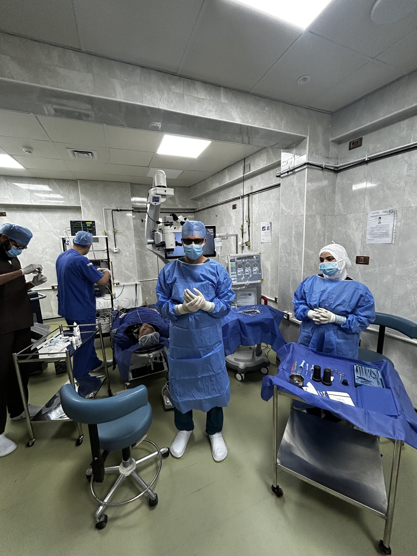 غرفة العمليات أثناء جراحة عيون